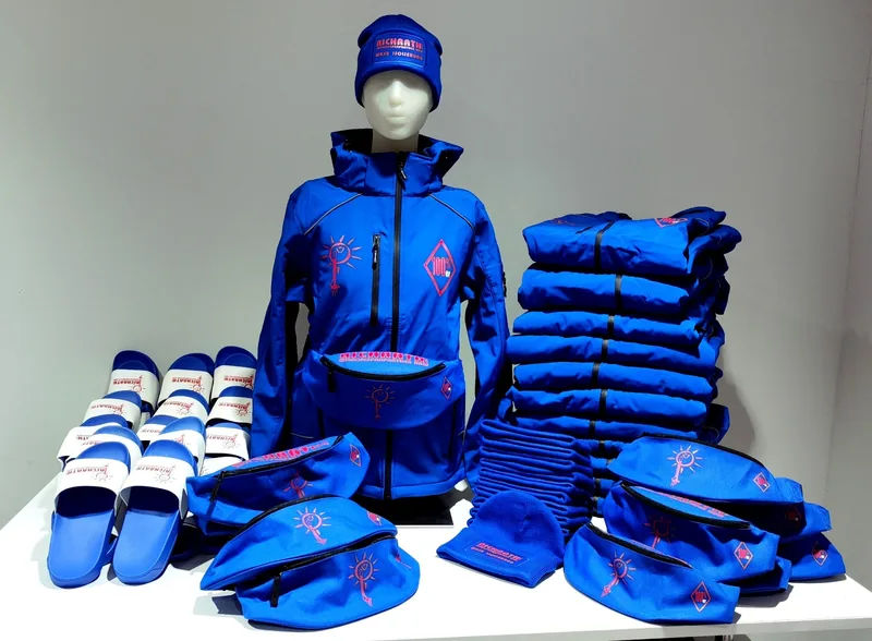 Komplettes Richrath-Set: blaue Funktionsjacke, Gürteltaschen, Mütze und Badelatschen