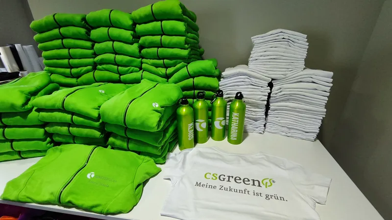 SPAETER Gruppe grüne Hoodies, weiße Shirts und Trinkflaschen mit Namen