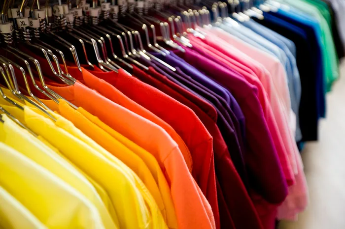 Reihe farbenfroher bedruckbarer T-Shirts auf Kleiderstange