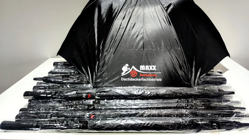 Weiterer Regenschirm mit MAXX Bedachung Logo