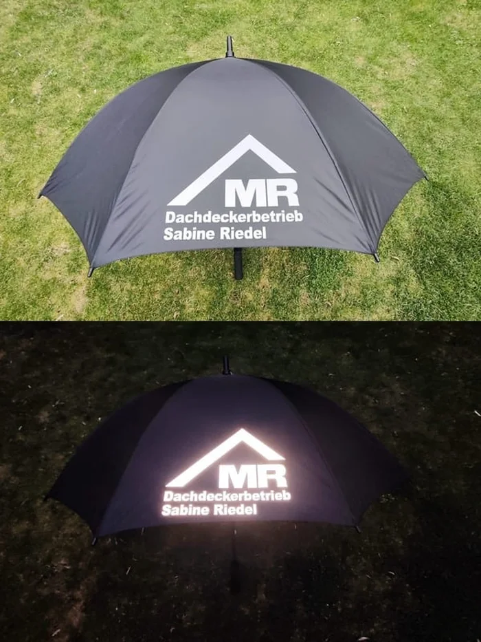 Bedruckter Regenschirm mit Firmenlogo bei Tag und reflektierend bei Nacht